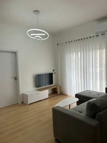 Tirane, jepet me qera apartament 1+1 Kati 3, 60 m² 450 € (ALI DEMI)