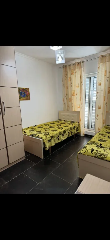 Tirane, jepet me qera apartament 2+1 Kati 5, 100 m² 600 € (Bar Oslo Rruga Bardhyl)