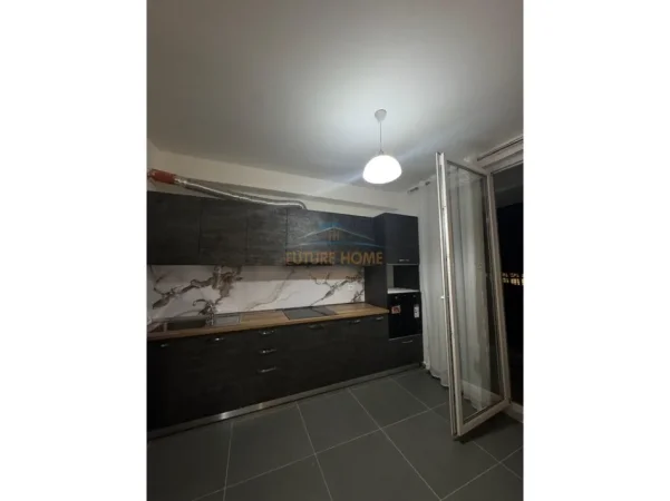 Tirane, jepet me qera apartament 2+1+Ballkon Kati 2, 85 m² 520 € (Rruga 5 Maj)