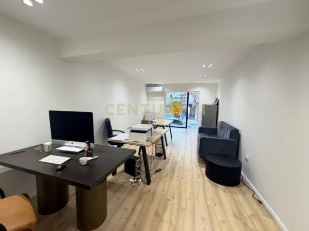 Tirane, jepet me qera zyre Kati 1, 30 m² 700 € (Rruga e Kosovareve)