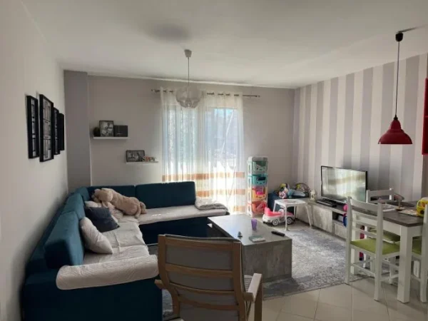 Tirane, jepet me qera apartament 1+1 Kati 3, 110.000 € (Fresku)