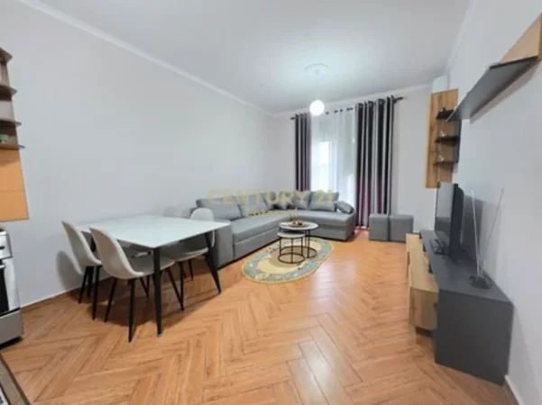 Tirane, jepet me qera apartament 1+1 Kati 4, 60 m² 500 € (astir)