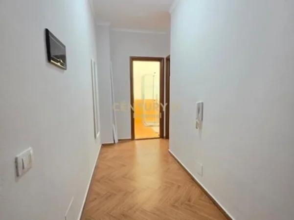 Tirane, jepet me qera apartament 1+1 Kati 4, 60 m² 500 € (astir)