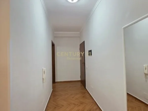 Tirane, jepet me qera apartament 1+1 Kati 4, 60 m² 500 € (astir)