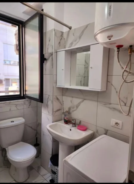 Tirane, jepet me qera apartament 1+1 Kati 4, 70 m² 400 € (Rruga 5 Maji)