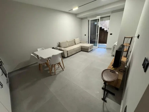 Tirane, jepet me qera apartament 1+1 Kati 1, 60 m² 400 € (Shkolla E Bashkuar)