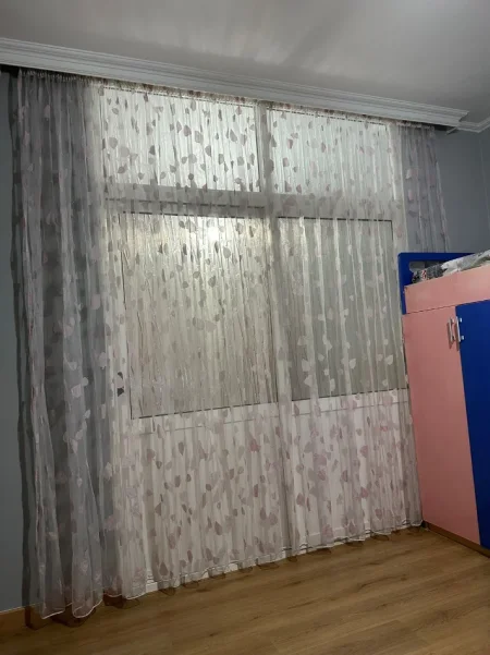Shitet Perde 6 m x 2,60. Çmimi 2500 leke