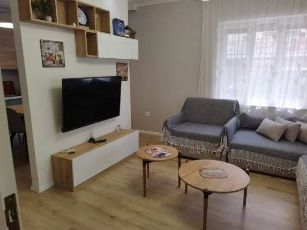 Tirane, jepet me qera apartament 1+1 , 600 € 