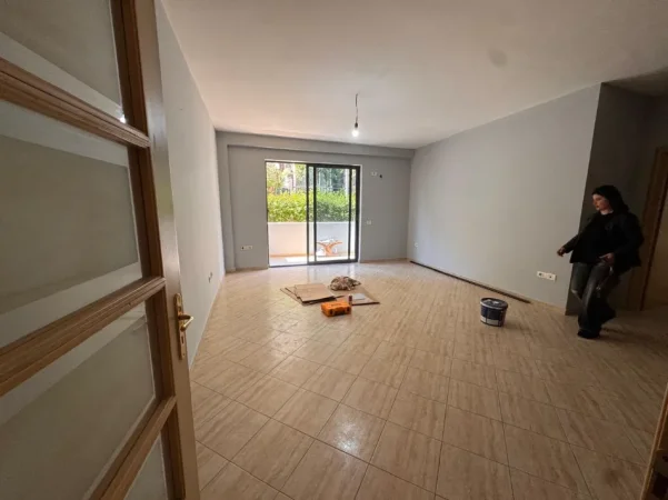 Tirane, jepet me qera apartament 2+1+Aneks+Ballkon Kati 1, 450 euro€,i diskutueshem.