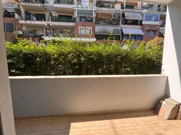 Tirane, jepet me qera apartament 2+1+Aneks+Ballkon Kati 1, 450 euro€,i diskutueshem.