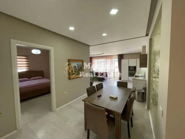 Tirane, jepet me qera apartament 3+1 Kati 4, 130 m² 1.300 € (Liqeni I Thate)