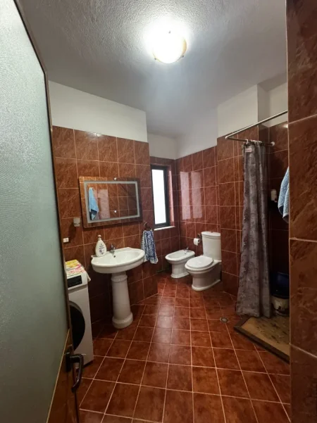 Tirane, shitet apartament 2+1+Ballkon Kati 5, 103 m² 155.000 € (Yzberisht, Tek Nela 6)