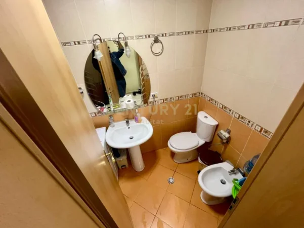 Tirane, jepet me qera apartament 3+1+Ballkon Kati 5, 136 m² 650 € (rruga e kavajes)