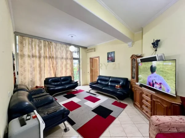 Tirane, jepet me qera apartament 3+1+Ballkon Kati 5, 136 m² 650 € (rruga e kavajes)