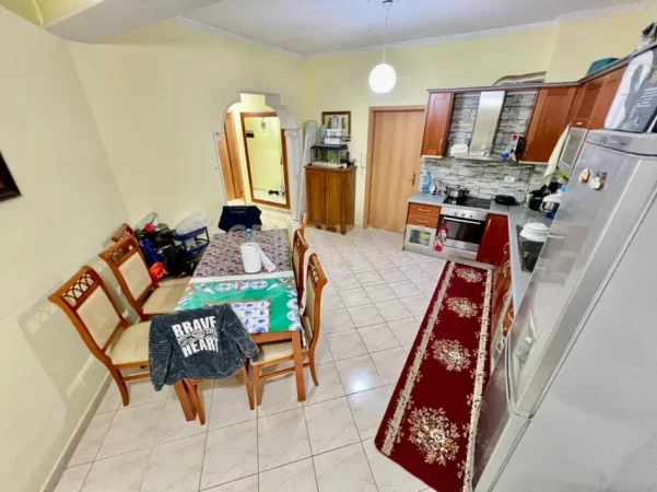 Tirane, jepet me qera apartament 3+1+Ballkon Kati 5, 136 m² 650 € (rruga e kavajes)