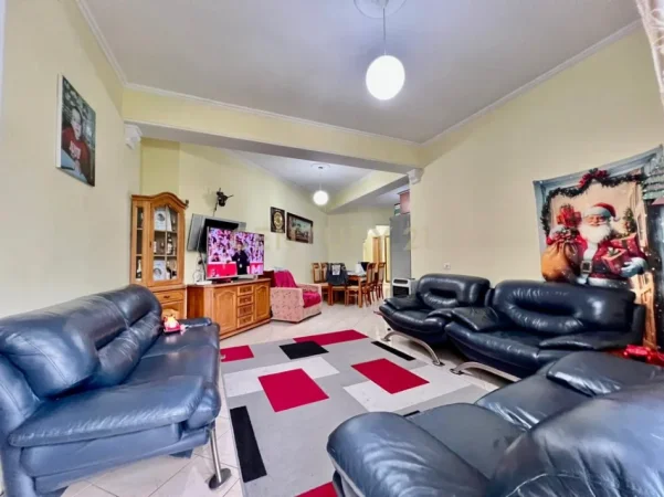 Tirane, jepet me qera apartament 3+1+Ballkon Kati 5, 136 m² 650 € (rruga e kavajes)