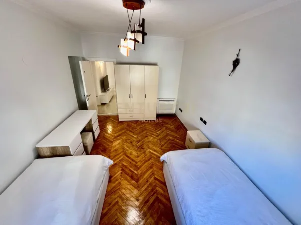 Tirane, jepet me qera apartament 2+1+Ballkon Kati 4, 90 m² 950 € (blloku)