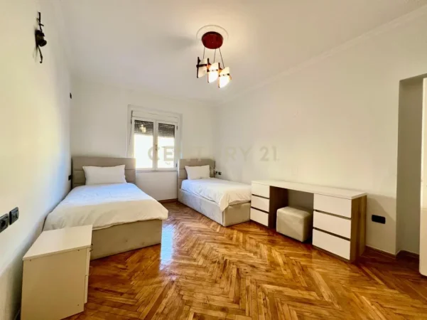 Tirane, jepet me qera apartament 2+1+Ballkon Kati 4, 90 m² 950 € (blloku)