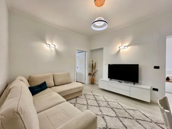 Tirane, jepet me qera apartament 2+1+Ballkon Kati 4, 90 m² 950 € (blloku)