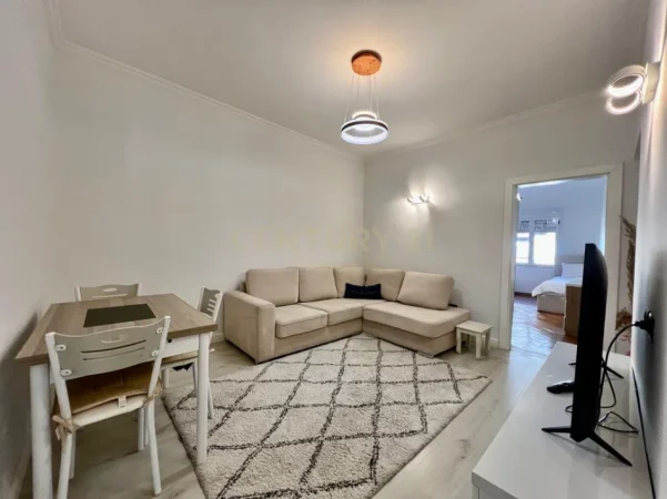 Tirane, jepet me qera apartament 2+1+Ballkon Kati 4, 90 m² 950 € (blloku)
