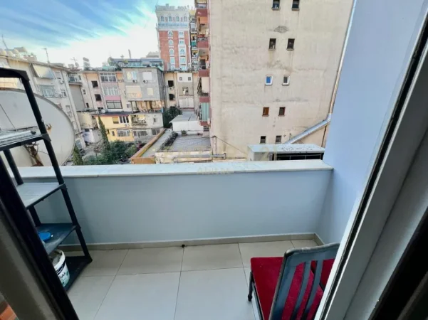 Tirane, jepet me qera apartament 2+1+Ballkon Kati 4, 90 m² 950 € (blloku)