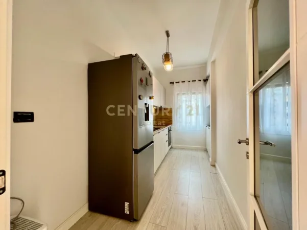 Tirane, jepet me qera apartament 2+1+Ballkon Kati 4, 90 m² 950 € (blloku)