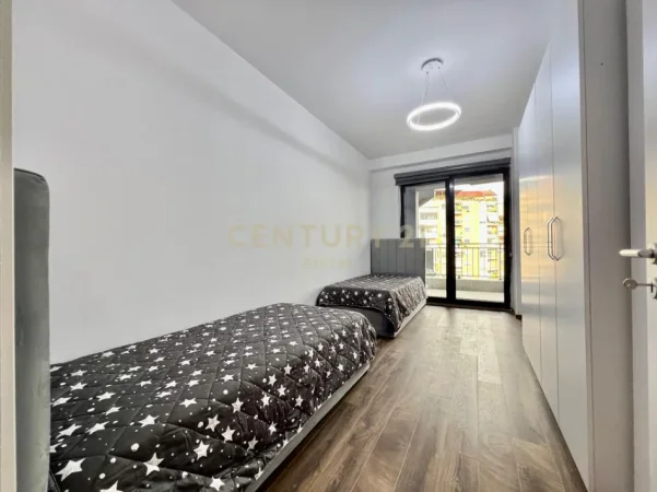 Tirane, jepet me qera apartament 2+1+Ballkon Kati 5, 124 m² 1.300 € (pazari i ri)
