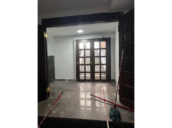 Tirane, jepet me qera ambjent biznesi Kati -1, 240 m² 2.000 € 