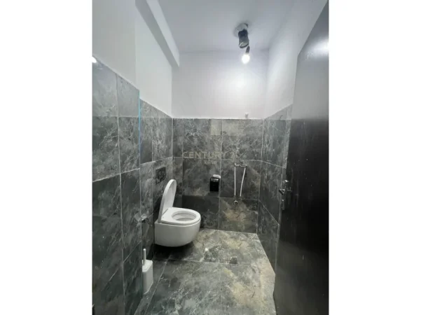 Tirane, jepet me qera ambjent biznesi Kati -1, 240 m² 2.000 € 