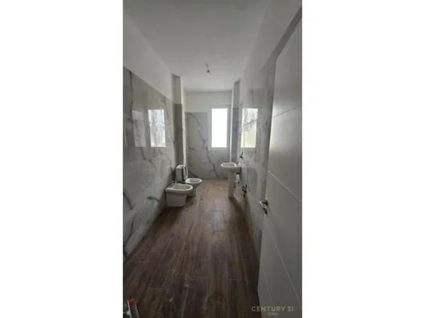 Tirane, jepet me qera apartament 2+1+Ballkon Kati 2, 98 m² 137.400 € 