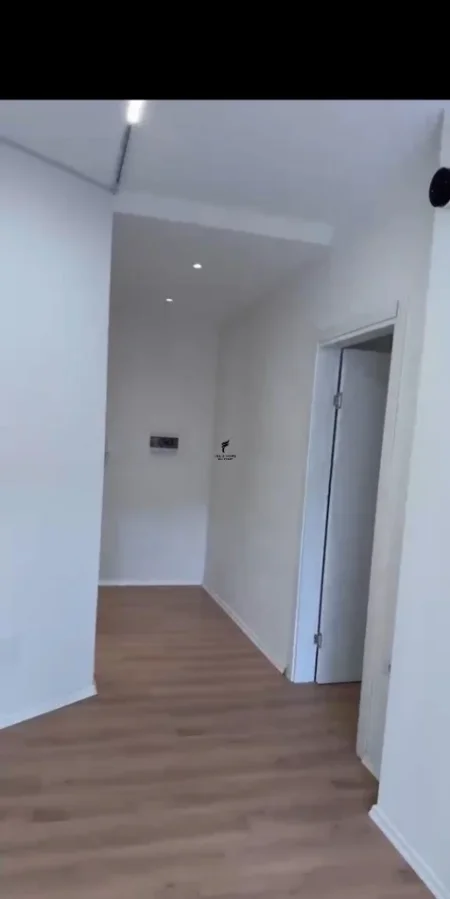 Tirane, jepet me qera zyre Kati 1, 135 m² 1.500 € (PAZARI I RI)