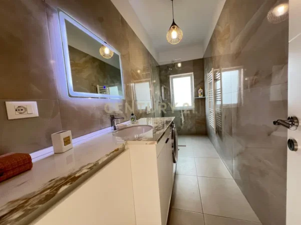 Tirane, jepet me qera apartament 2+1+Aneks+Ballkon Kati 4, 90 m² 950 € 