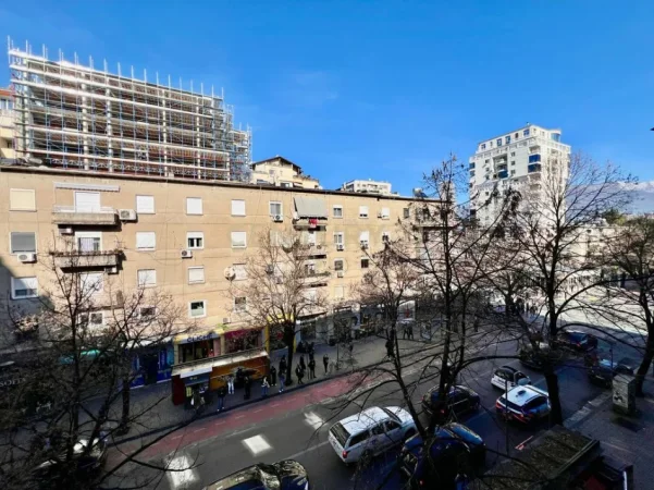 Tirane, jepet me qera apartament 2+1+Aneks+Ballkon Kati 4, 90 m² 950 € 