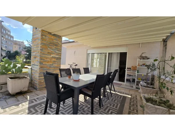 Tirane, jepet me qera apartament 3+1+Aneks+Ballkon Kati 4, 303 m² 1.600 € 