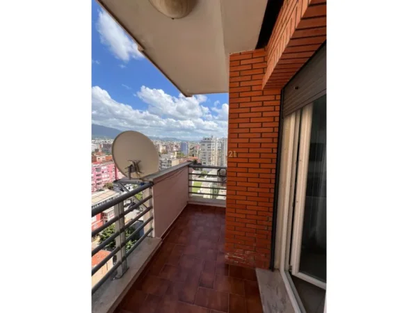 Tirane, jepet me qera apartament 2+1+Aneks+Ballkon Kati 10, 93 m² 1.000 € 