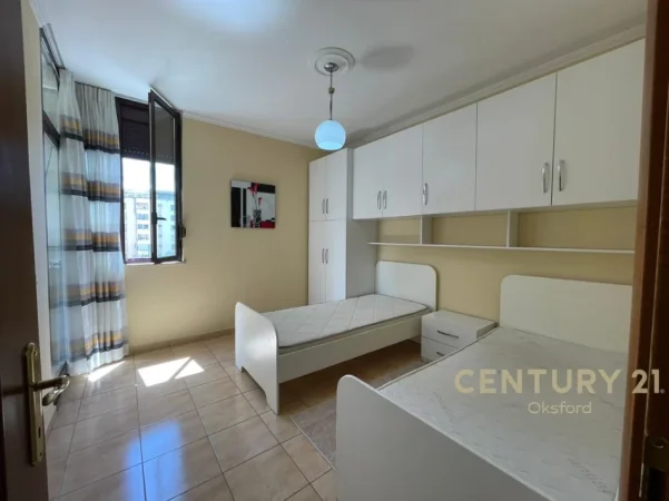 Tirane, jepet me qera apartament 2+1+Aneks+Ballkon Kati 5, 97 m² 900 € 