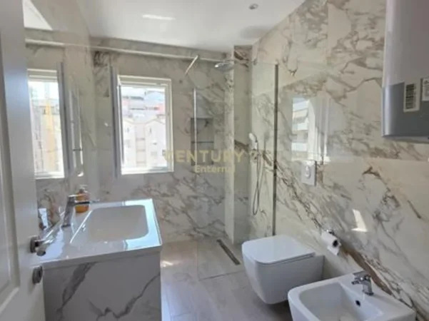 Tirane, jepet me qera apartament 2+1+Aneks+Ballkon Kati 3, 115 m² 1.100 € 