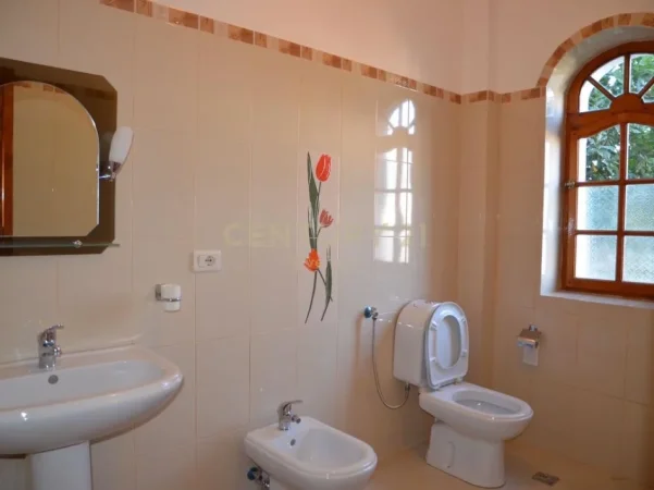 Tirane, jepet me qera Vile 3 Katshe , 450 m² 1.500 € (Mihal Grameno)