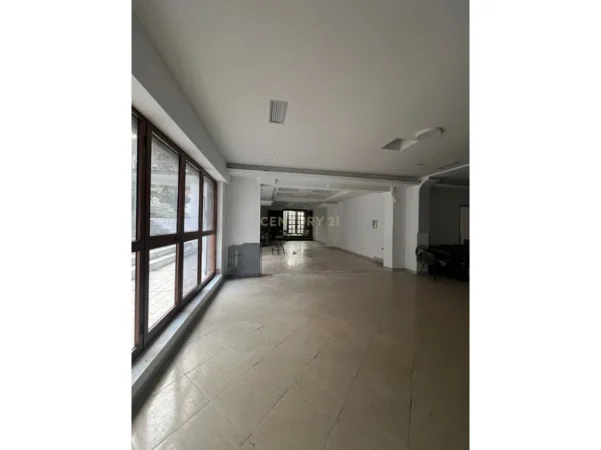 Tirane, jepet me qera ambjent biznesi Kati -1, 240 m² 2.000 € (Rruga Isuf Elezi)