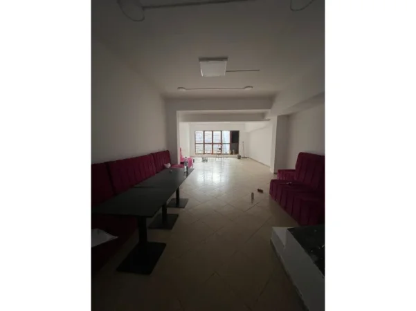 Tirane, jepet me qera ambjent biznesi Kati -1, 240 m² 2.000 € (Rruga Isuf Elezi)