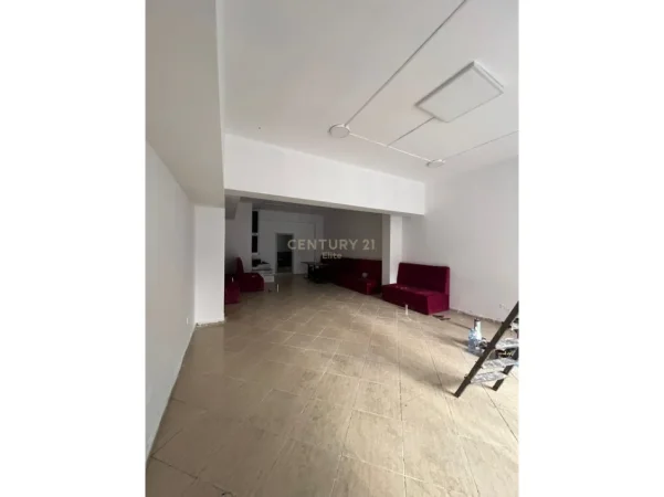 Tirane, jepet me qera ambjent biznesi Kati -1, 240 m² 2.000 € (Rruga Isuf Elezi)
