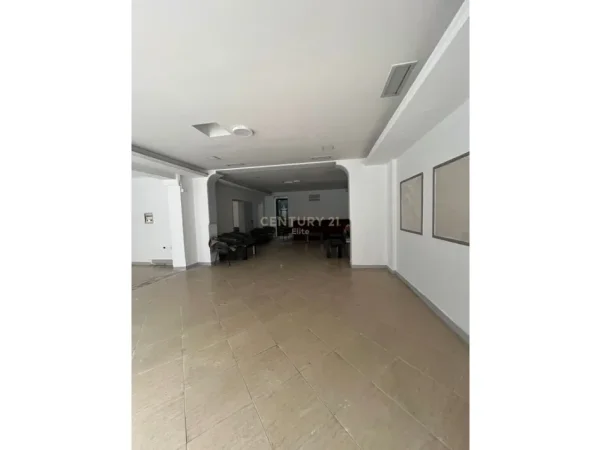 Tirane, jepet me qera ambjent biznesi Kati -1, 240 m² 2.000 € (Rruga Isuf Elezi)