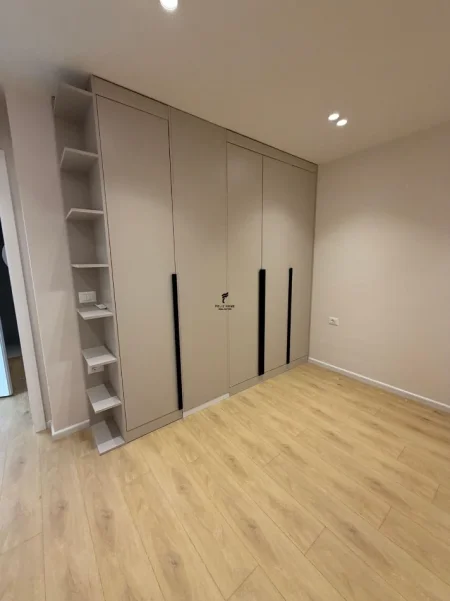 Tirane, jepet me qera Vile 3 Katshe , 650 m² 2.500 € (LIQENI I THATE)