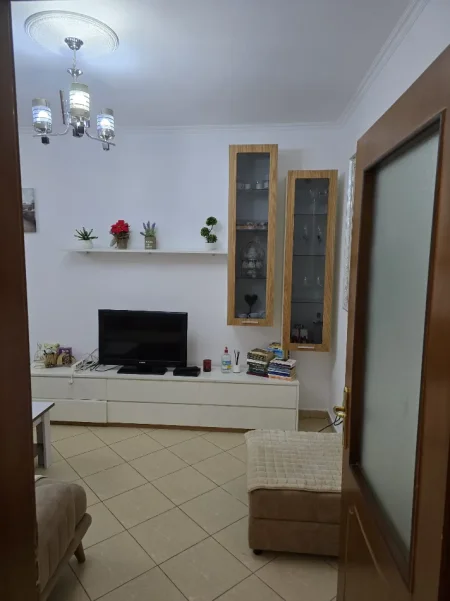 Tirane, jepet me qera apartament 1+1 Kati 1, 90 m² 500 € 