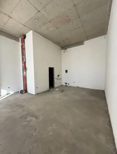 Tirane, jepet me qera dyqan Kati 0, 88 m² 1.800 € (LAPRAKE)