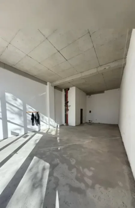 Tirane, jepet me qera dyqan Kati 0, 88 m² 1.800 € (LAPRAKE)