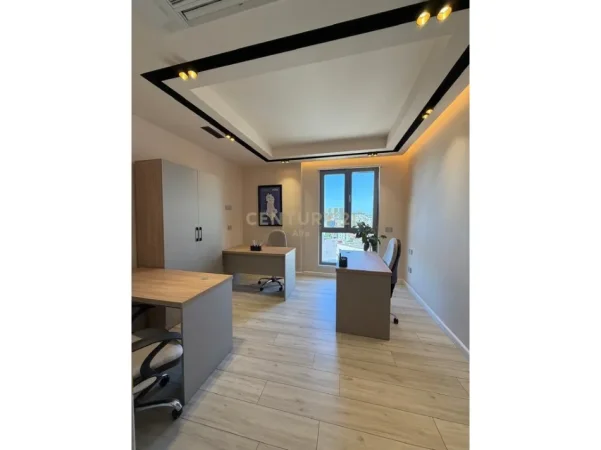 Tirane, jepet me qera zyre Kati 2, 102 m² 1.600 € (Kont Urani)
