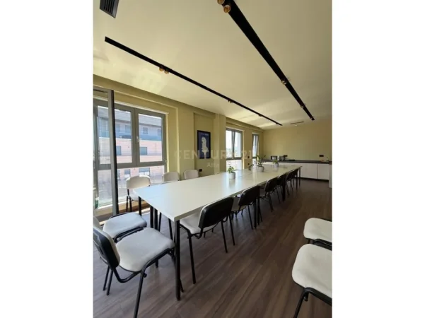 Tirane, jepet me qera ambjent biznesi Kati 7, 121 m² 1.800 € 