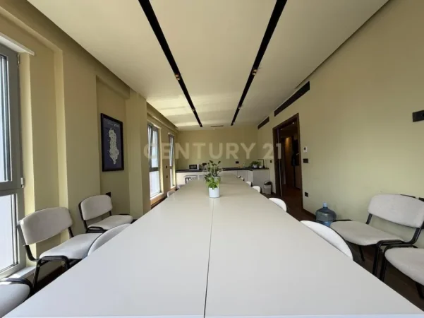 Tirane, jepet me qera ambjent biznesi Kati 7, 121 m² 1.800 € 