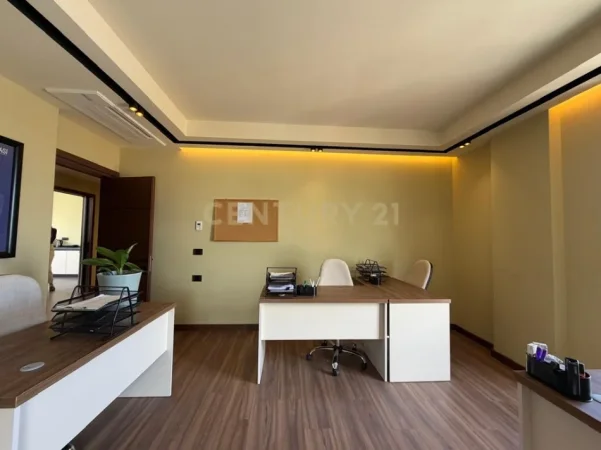 Tirane, jepet me qera ambjent biznesi Kati 7, 121 m² 1.800 € 